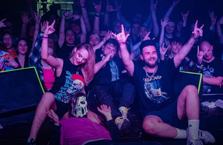 Розоволосая девушка за барабанами и симпатичная дама у микрофона: поп-панк атака ТипаFest-2