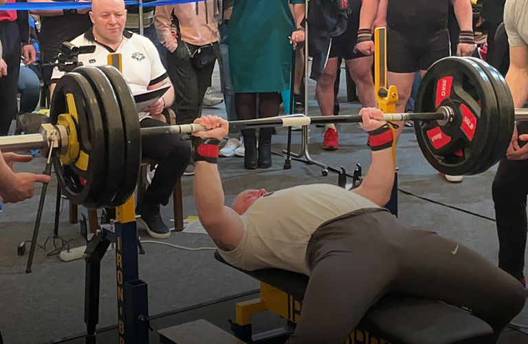 Рекорды чемпионата по жиму: пятилетняя девочка VS тяжелоатлет