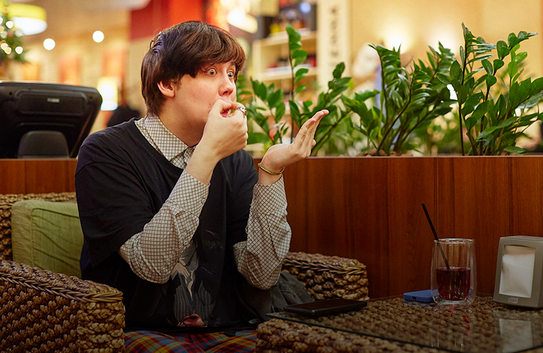 Взбалмошная «училка», набравшая почти 25 миллионов просмотров! Интервью с блогером Славкой Чаплиным