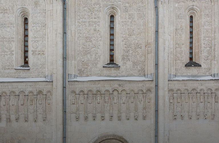 Древние белокаменные храмы когда-то были расписными