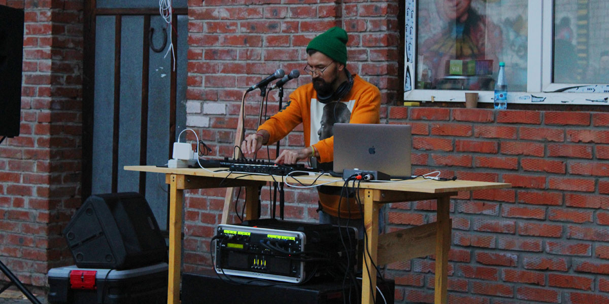 Концерт Sasha Naiman, или Музыка планет в уютном владимирском дворике