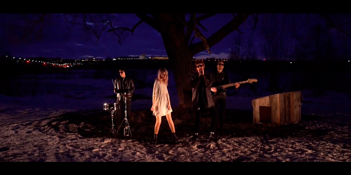 Заброшка, минимум одежды и завязанные глаза: жаркая премьера холодного клипа