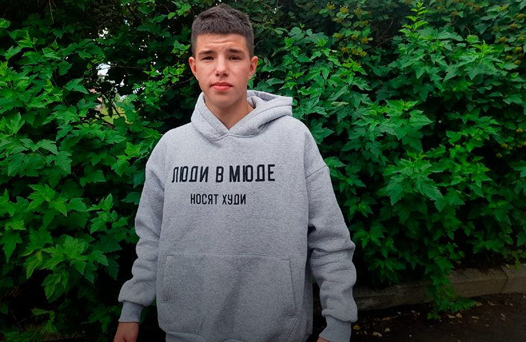 Люди в МЮДе носят худи. Оригинальный мерч от жителей Садового