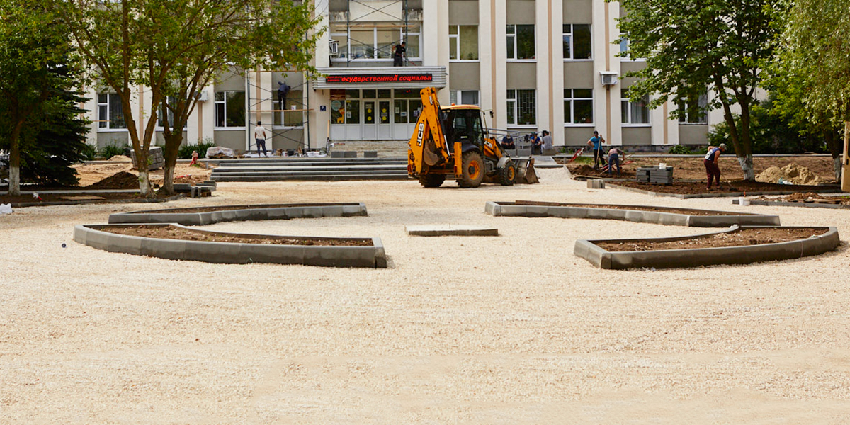 Благоустройство Кутузовского сквера в самом разгаре, а с реконструкцией площади Победы не успевают