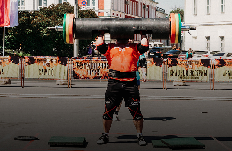 Перетягивание десятитонного трактора, 680 кг в становой тяге – новые рекорды наших силачей