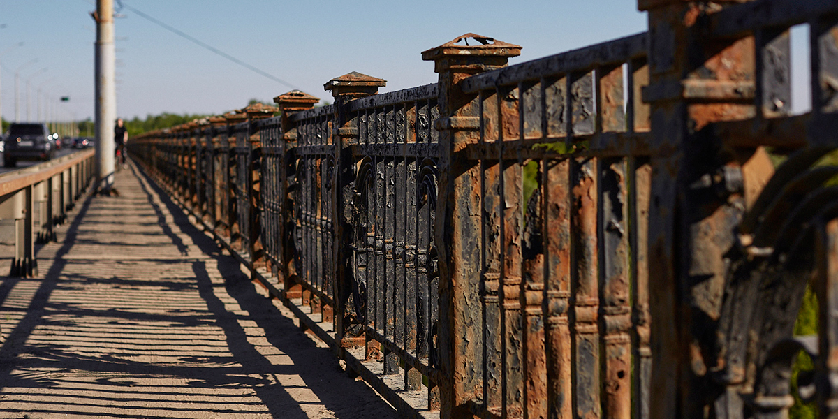 Старое ограждение на мосту через Клязьму заржавело, а откосы на новой трассе М-12 начали осыпаться