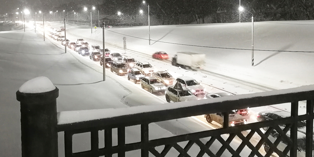 Снежный армагеддон: город встал в пробках из-за непогоды