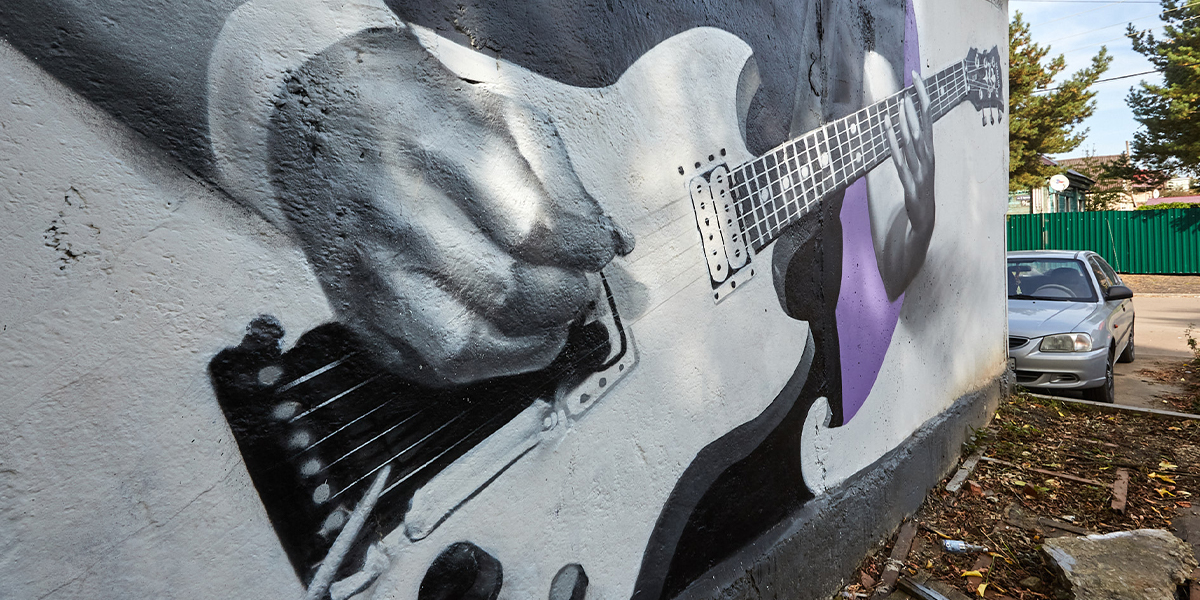 Стену Цоя завершил новый арт-объект — гитара музыканта группы «Кино»