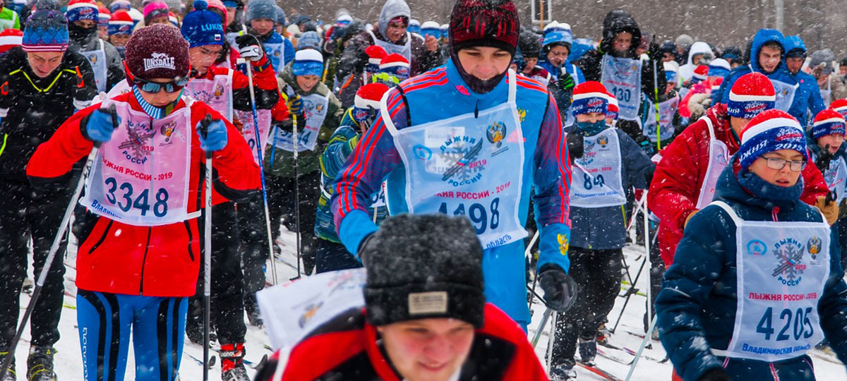Тысячи одетых и 1 раздетый спортсмен на «Лыжне России»