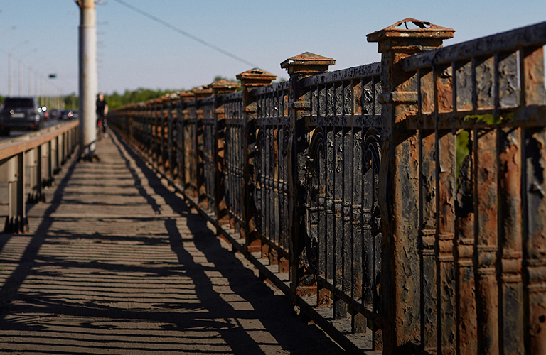 Старое ограждение на мосту через Клязьму заржавело, а откосы на новой трассе М-12 начали осыпаться