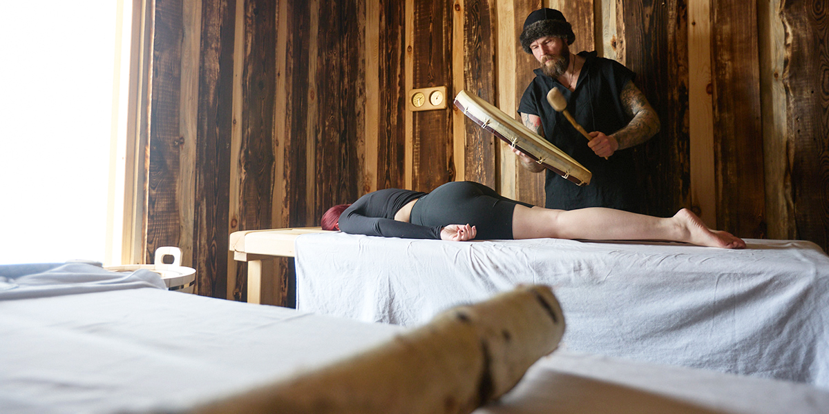 Легкий пар с бубном, топором и поленом. В суздальском аквапарке задали жару на открытии «Музея бань»