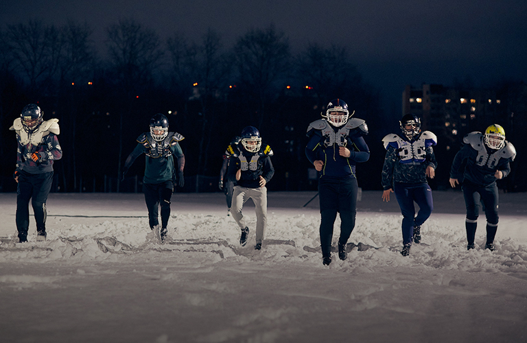 Студенческие развлечения: курс молодого амфутовца и девушки в снегу