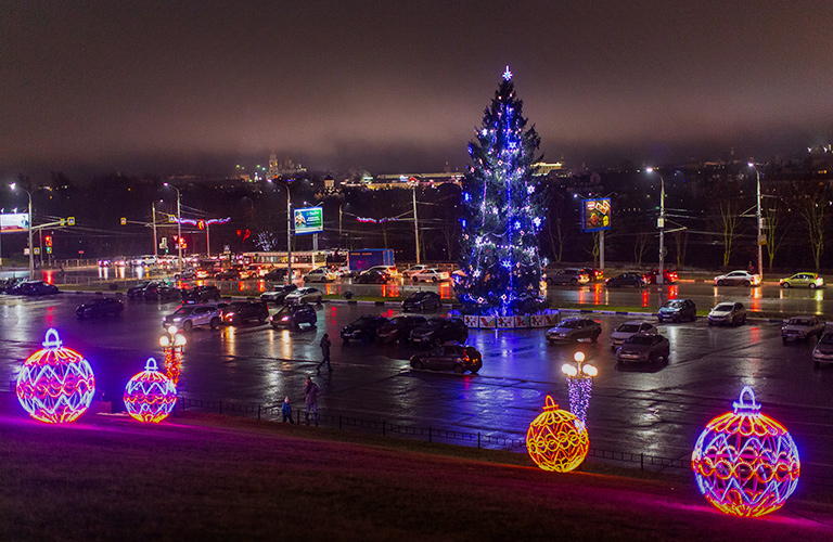Сияющие фигуристы и звезда. Как город украсят к праздникам