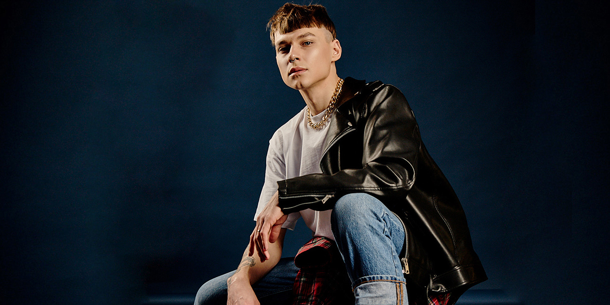 Цветной маникюр и кроссовки за 100 тысяч. Гардероб владимирского хэйр-стилиста