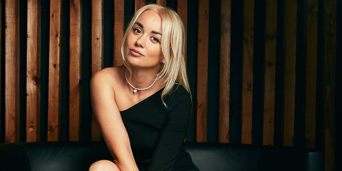 Короткие юбки, каблуки и никакого дресс-кода: дерзкий стиль банковского работника