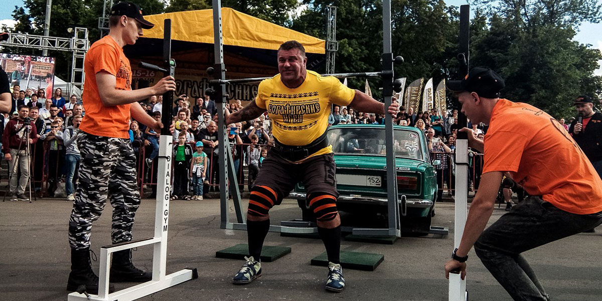 Экстремальный спорт: Мужики чуть не сломали «Жигули» на Соборке