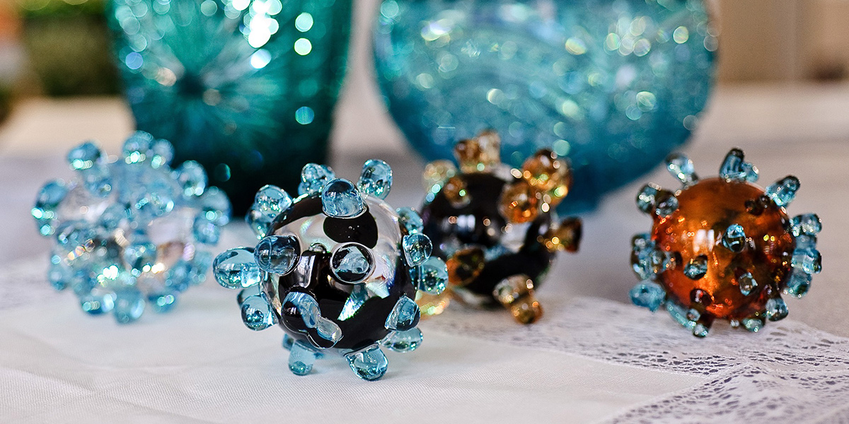 Бокалы-неваляшки, кокошники и символы самоизоляции из хрусталя