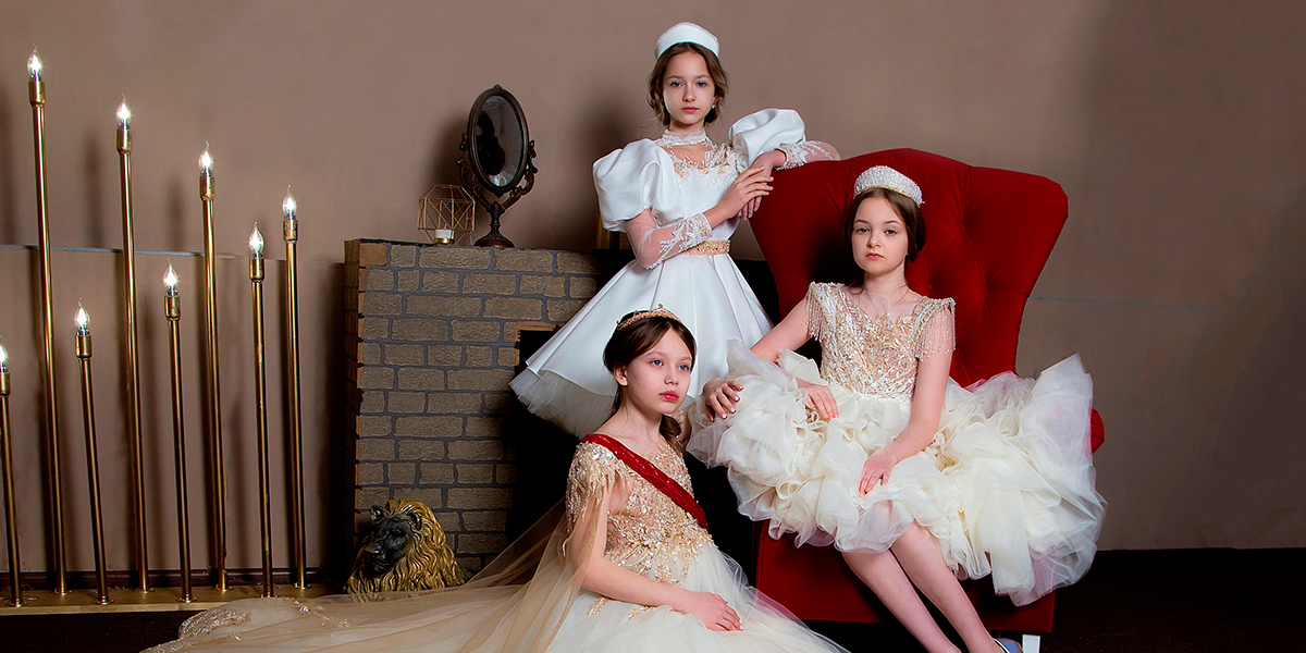 Дизайнер из 33-го региона стала «Лучшим детским кутюрье» с коллекцией платьев в стиле Романовых