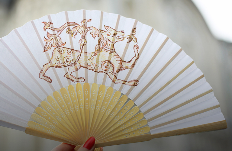 С локальным колоритом. Сумки, украшения и веера, вдохновленные белокаменным зодчеством