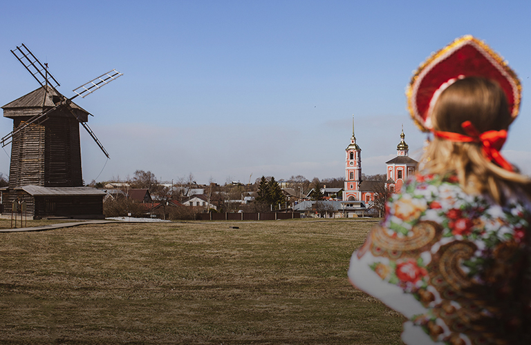«Не дыра, а любимый город». Московский фотограф о переезде из столицы в Суздаль