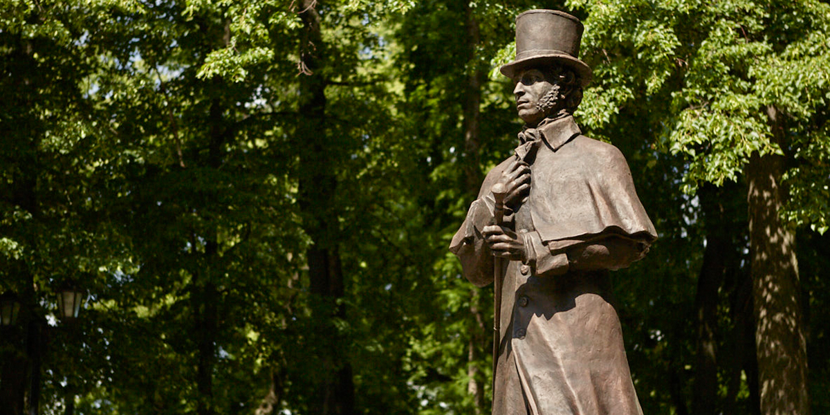 Шагающий Пушкин украсил центр Владимира. Стилизовать под эпоху поэта хотят и сквер в его честь