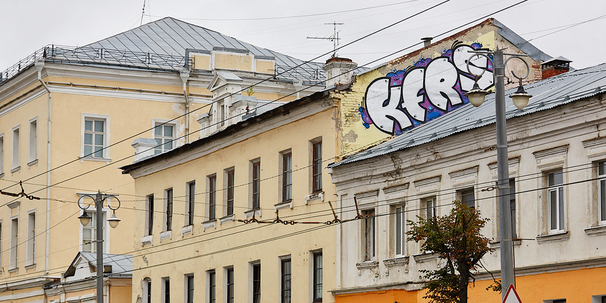 В центре Владимира расписали исторические здания, вырвали из стен арт-объекты и устроили «пляж»