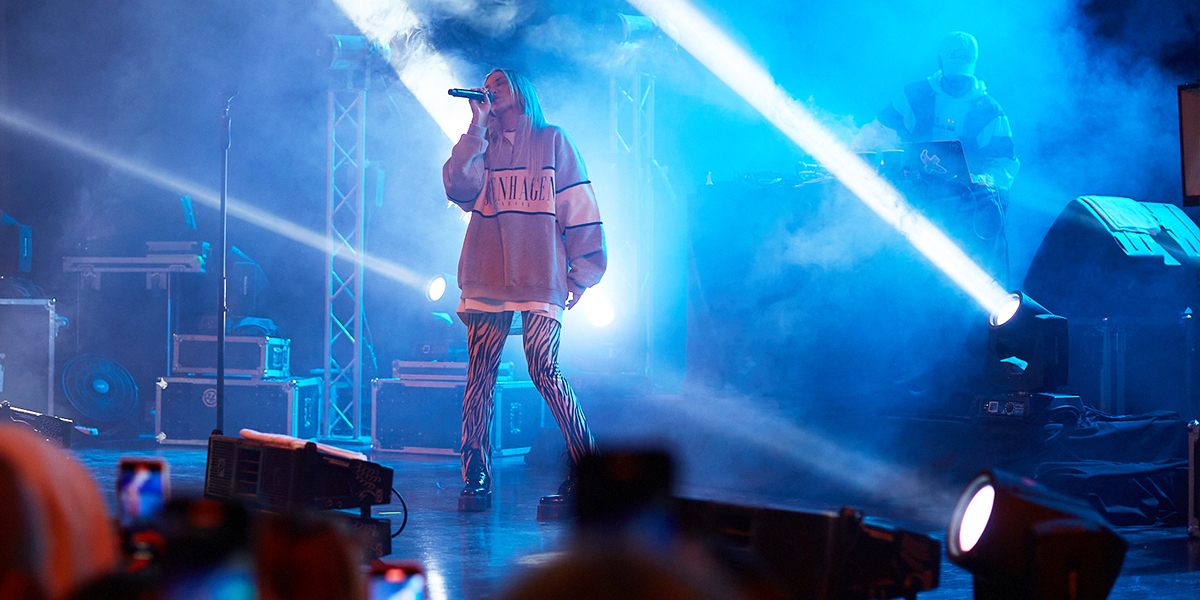 Диджейский сет, импровизация и пронзительные песни на концерте Mary Gu во Владимире