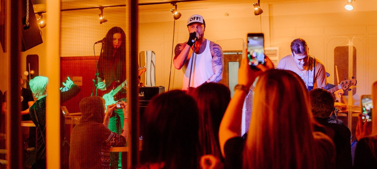 Диджеи, рок-идолы и высокая кухня в ресторане "Лаки Лаки" на Большой Московской