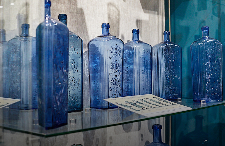 Время в стекле. В Суздале появился музей, где каждая бутылка или конфетница рассказывает историю