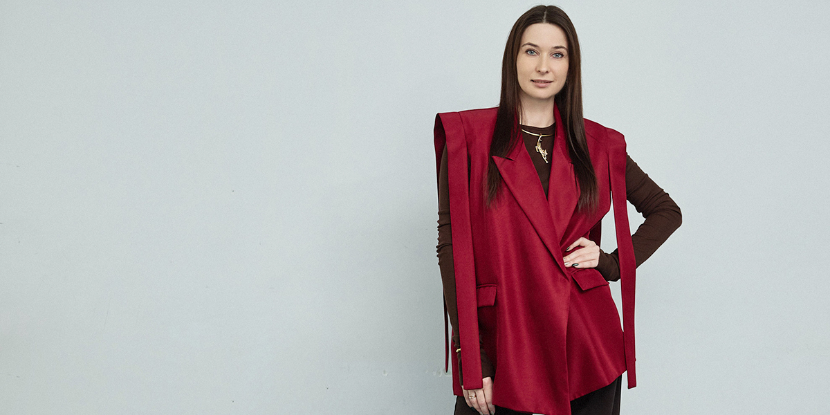 Бабочки, змея и пантера: элегантный кежуал с анималистическими брошами учительницы биологии