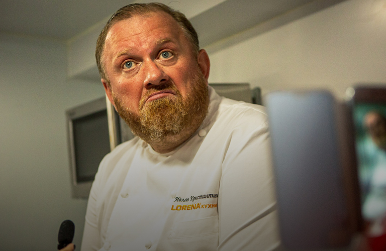 Константин Ивлев подарил лучшему «салатному» шефу страны «прелестный таз» из Кольчугино