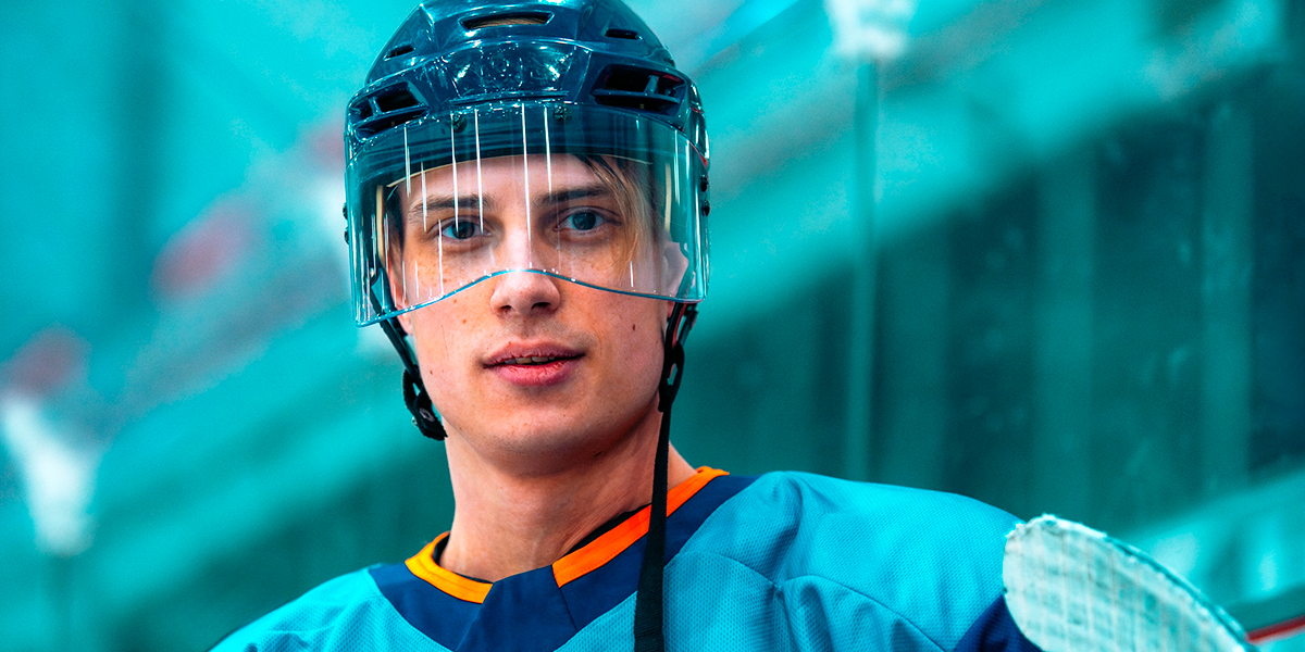 «В жизни не играл в хоккей!» Звезда «Молодежки» из Радужного рассказал о съемках в сериале