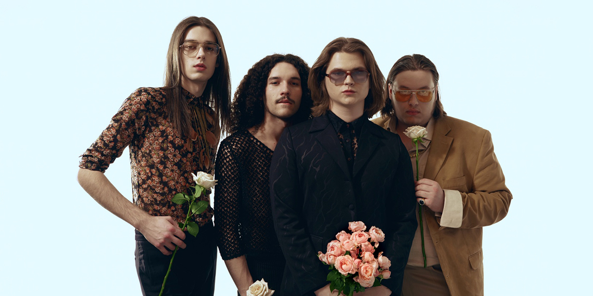 «Мы собрали группу, чтобы цеплять девчонок»: винтажные рокеры ТВОЮЖНАЛЕВО выпустили пластинку для мам