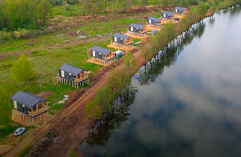 Домики у воды и зона активного отдыха: чем манит благоустроенный берег озера Запольское?