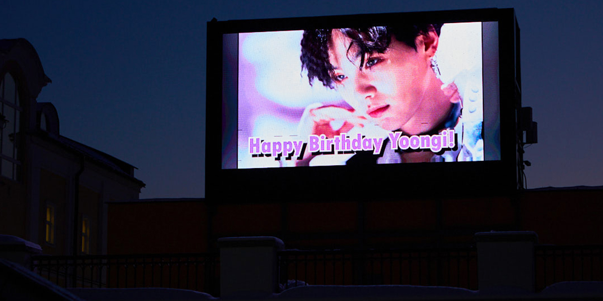 Толпа кричащих фанаток, или Как владимирцы поздравляли солиста BTS с днем рождения