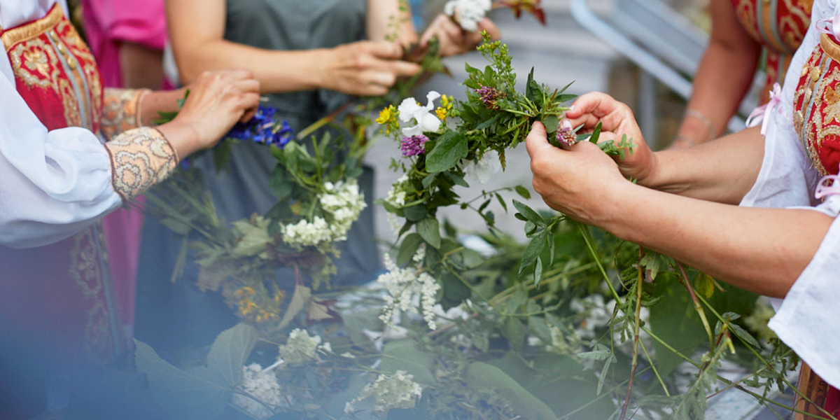 В праздник Ивана Купалы владимирцы плели венки, гадали и прыгали через крапиву