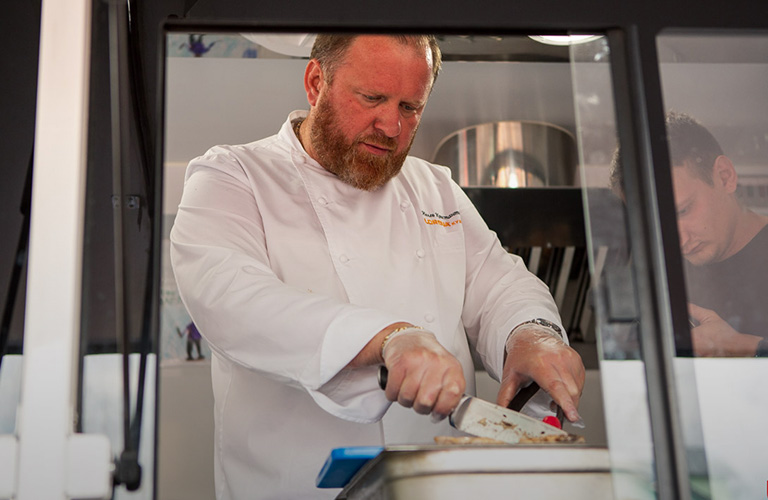 Шеф Ивлев угощал владимирцев мороженым и отвечал на неудобные вопросы