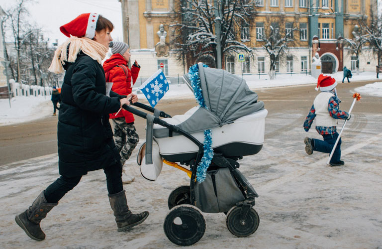 Со спасательным кругом и автоматом! Самые креативные Деды Морозы на забеге