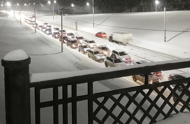 Снежный армагеддон: город встал в пробках из-за непогоды