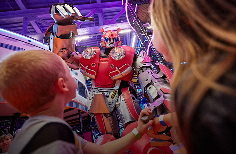 Огромный робот, Крипер, пони Искорка и другие! Активити-Парк «Полярис» дарит праздничные выходные с героями мультсериалов