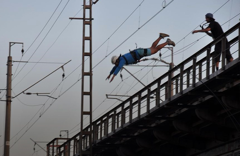 Экстрим в маленьком городе: прыжки с 22-метрового моста и скейт-контесты