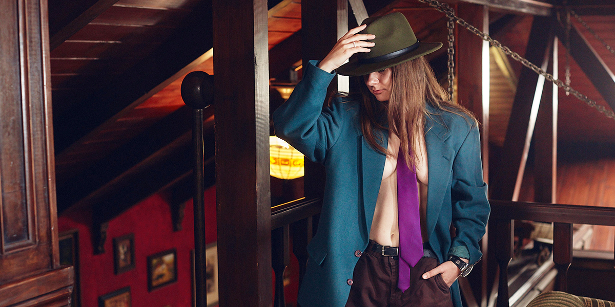 В мужском пиджаке и галстуке на голое тело – экспериментальные аутфиты Евгении Зверской