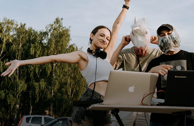 Диджеи на улицах и разбитый «Запорожец»: владимирская неделя перформансов в стиле «Hotline Miami»