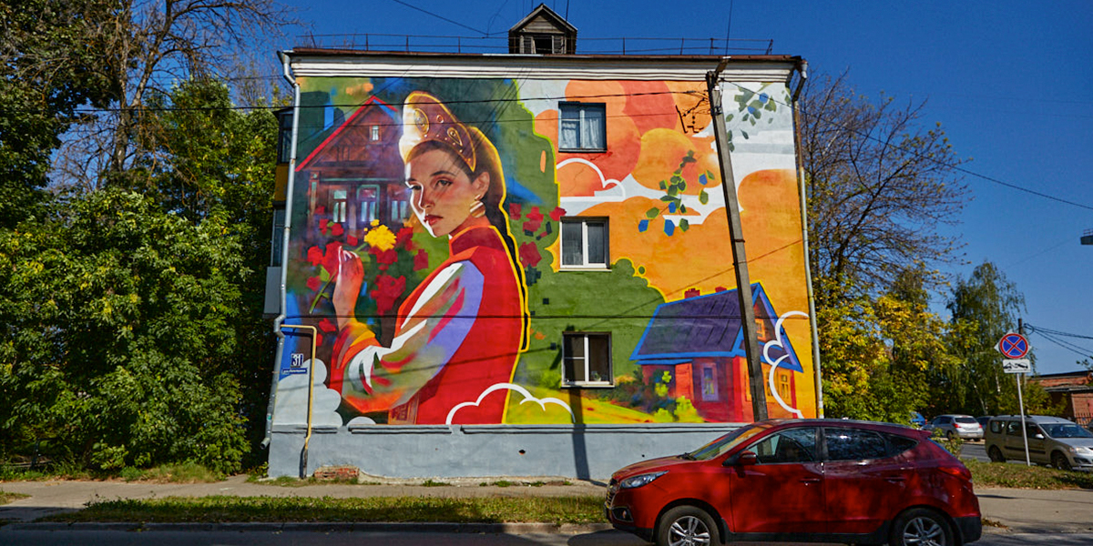Монументальный «Хранитель», девушка в кокошнике и другие пять живописных муралов Владимира