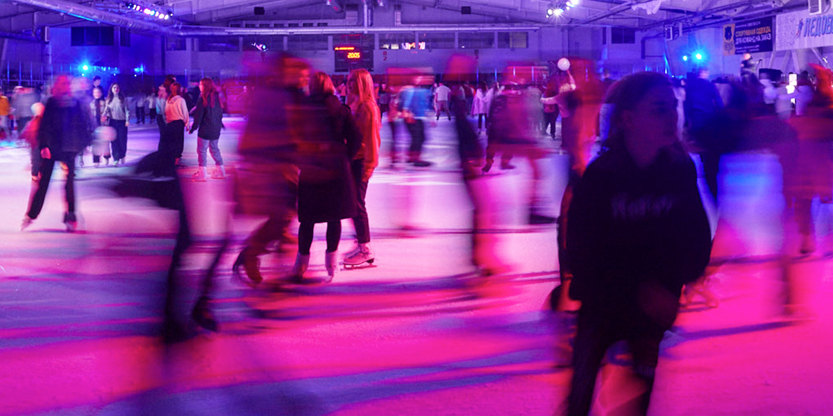 Кто сессию сдал, тот на дискотеке зажигал. Во Владимире прошла неоновая вечеринка на льду