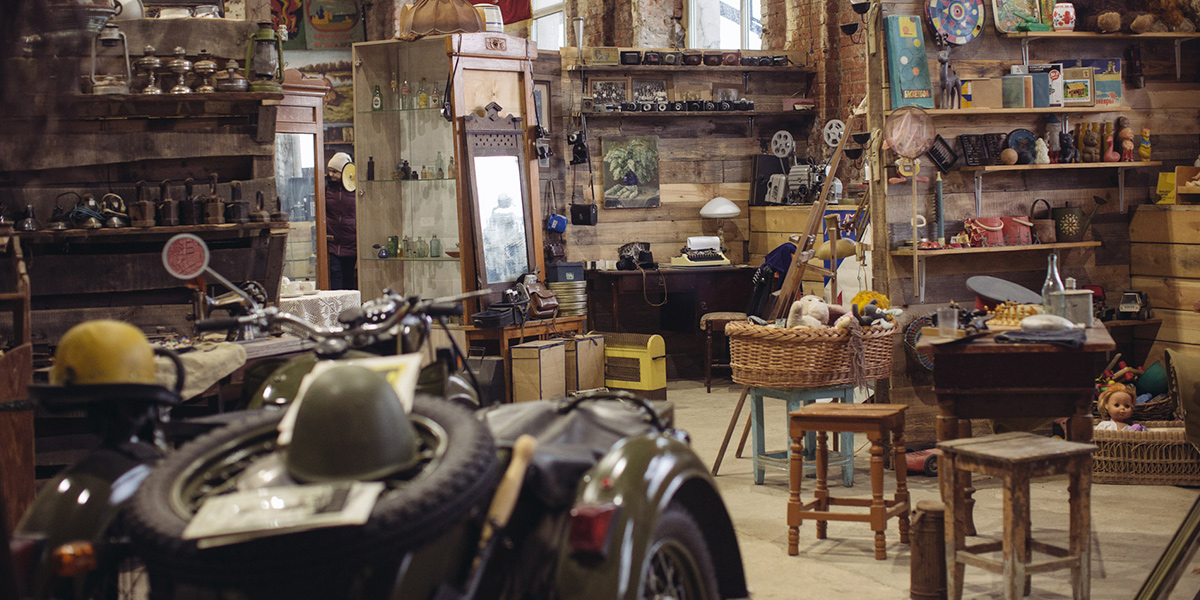 Газетный автомат и распиленный «Запорожец»: ретро-склад возле вокзала