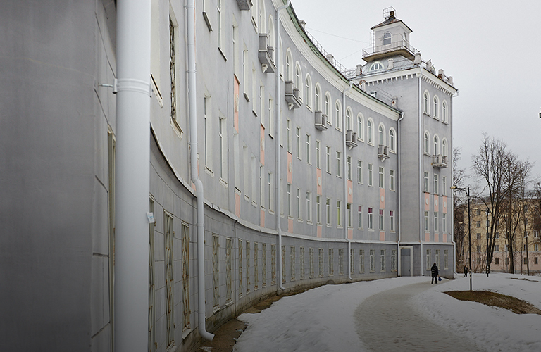 Северный фасад в виде полудуги, или Как тракторный техникум стал украшением Октябрьского проспекта