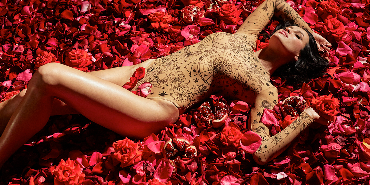 Календарь в стиле художественного ню. О чем новый проект «Откровенность в каждом цветке»?