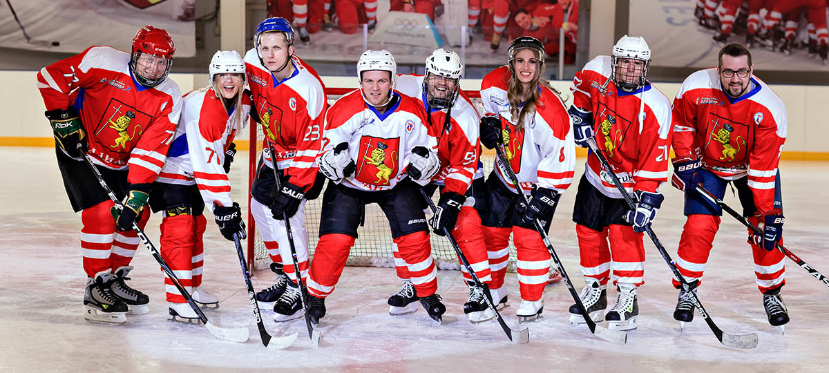 Накормили, прокатили. В ледовом комплексе устроили хоккейное шоу