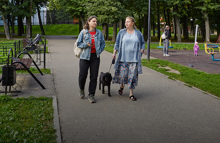 Ламповые дворики, дом с колоннами и дог-парк: чем примечательна жизнь на Всполье?